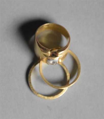 null Bague chevalière "Tank" en or jaune 18k (750°/°°) sertie d'un diamant taille...