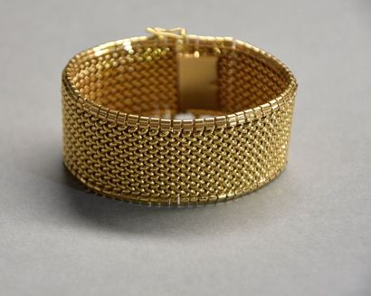 null Un bracelet maille souple en or jaune 18K (750 millième)
Poids: 69,7 g
Lots...