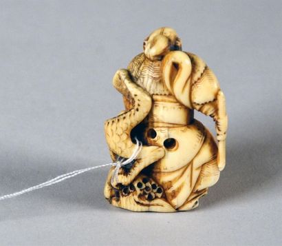 null JAPON - Epoque EDO (1603 - 1868) Netsuke en ivoire, Shoki se tenant debout un...
