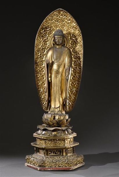 null JAPON - Epoque EDO (1603 - 1868) Statuette de bouddha en bois doré, debout probablement...