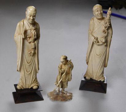 null JAPON - Epoque MEIJI (1868 - 1912) Deux okimono en ivoire représentant des rakan,...