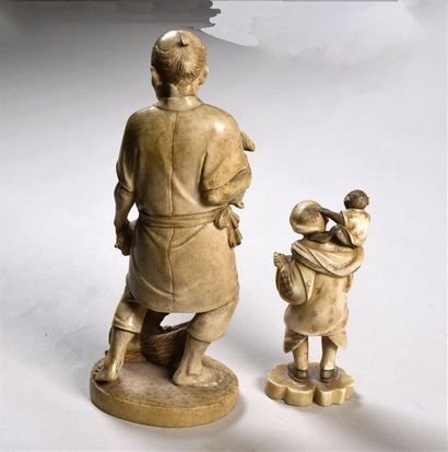 null JAPON - Epoque MEIJI (1868 - 1912) Deux okimono en ivoire, paysan tenant un...