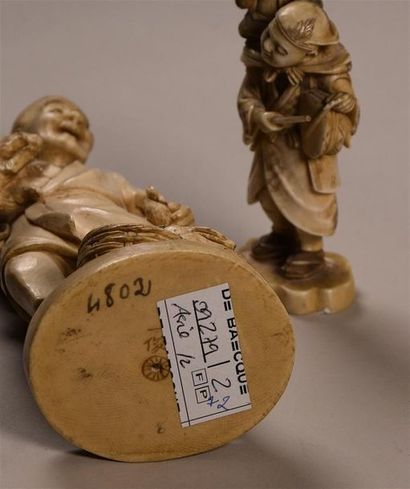 null JAPON - Epoque MEIJI (1868 - 1912) Deux okimono en ivoire, paysan tenant un...