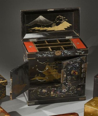 null JAPON, Nagasaki - Epoque MEIJI (1868 - 1912) Petit cabinet en laque noire à...