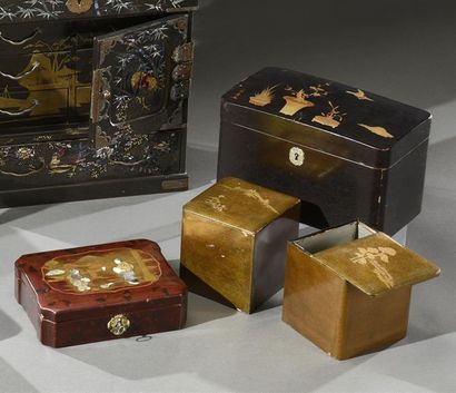 null JAPON - Epoque MEIJI (1868 - 1912) Coffret à thé en laque noire à décor en hiramaki-e...