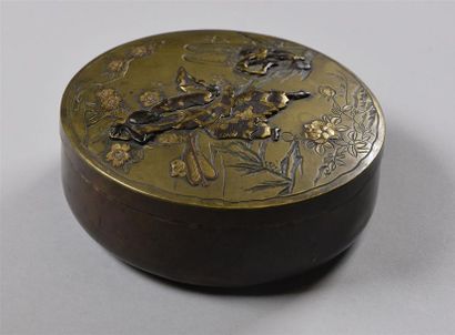 null JAPON - Epoque MEIJI (1868 - 1912) Boite ronde en cuivre à décor en incrustation...