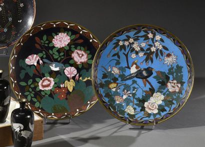 null JAPON - Epoque MEIJI (1868 - 1912)
Deux plats en cuivre et émaux cloisonnés,...