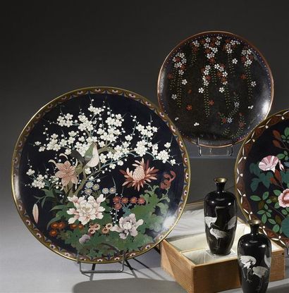null JAPON - Epoque MEIJI (1868 - 1912) Deux plats en cuivre et émaux cloisonnés...