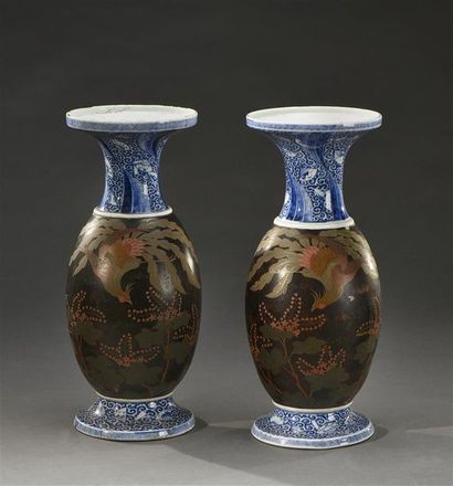 null JAPON - Epoque MEIJI (1868 - 1912) Paire de vases balustres à col évasé en porcelaine...
