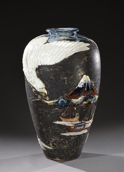 null JAPON, sumida gawa - XIXe siècle Vase balustre en grès émaillé à décor d'aigle...