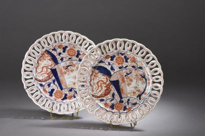 null JAPON - XXe siècle Deux plats ronds en porcelaine à décor en bleu sous couverte...
