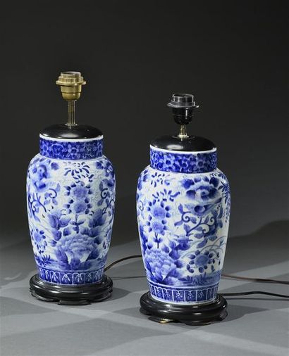 null JAPON - XXe siècle Paire de vases rouleaux à décor en bleu sous couverte de...