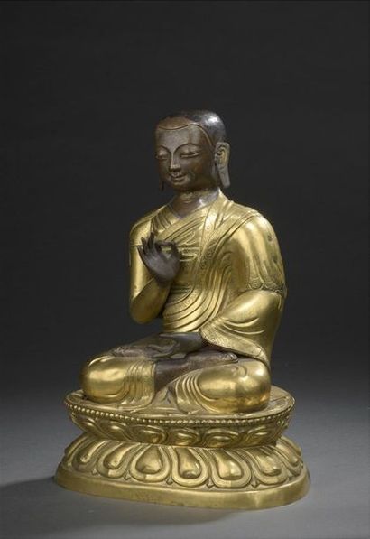 null TIBET - XVIIIe siècle Statuette de lama en cuivre partiellement doré, assis...