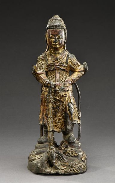 null CHINE - Epoque MING (1368 - 1644) Statuette de gardien en bronze laqué, se tenant...