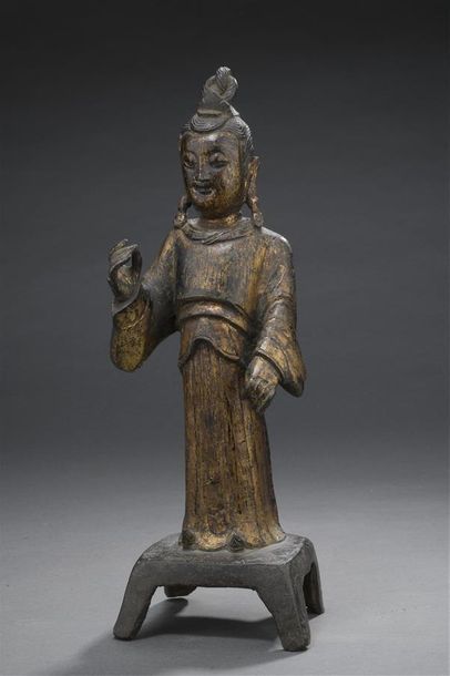 null CHINE - Fin Epoque MING (1368 - 1644) Statuette en bronze laqué or, immortel...
