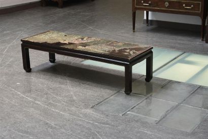 null CHINE - XVIIIe siècle Table basse , le plateau composé d'une feuille de paravent...