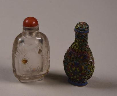 null CHINE - XIXe siècle Deux flacons tabatière, l'un rectangulaire en cristal de...