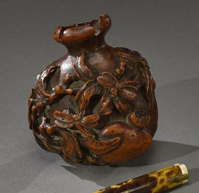null CHINE - Fin XIXe siècle Boite en bois sculpté figurant une grenade, des libellules...