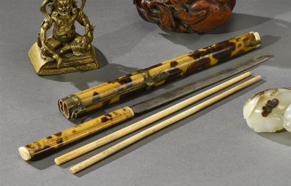 null CHINE - Vers 1900 Set à picnic en bambou, les baguettes en os L. 26,5 cm