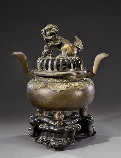 null CHINE - XIXe siècle Brule parfum tripode en bronze, l'épaule ornée de frises...