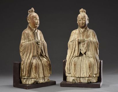 null CHINE - Fin du XIXe siècle Deux statuettes en bois sculpté représentant des...