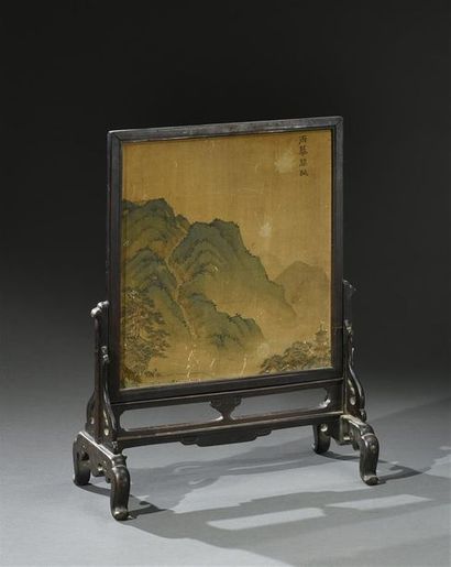 null CHINE - Début XXe siècle Ecran en soie à décor en encre et polychromie, d'un...