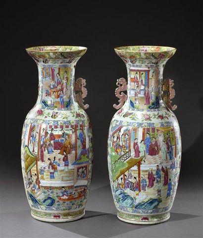 null CHINE, Canton - Fin XIXe siècle Paire de vases balustres en porcelaine à cols...