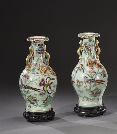 null CHINE, Canton - Vers 1900 Paire de vases balustres en porcelaine à décor en...