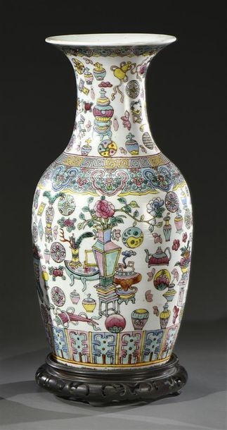null CHINE, Canton - Début XXe siècle Vase balustre en porcelaine à col évasé à décor...