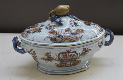null CHINE, Compagnie des Indes - XVIIIe siècle Soupière en porcelaine à décor en...