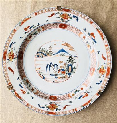 null CHINE - XVIIIe siècle Grand plat en porcelaine à décor en émaux polychromes...
