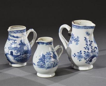 null CHINE - XVIIIe siècle Trois pots à lait en porcelaine à décor en bleu sous couverte...