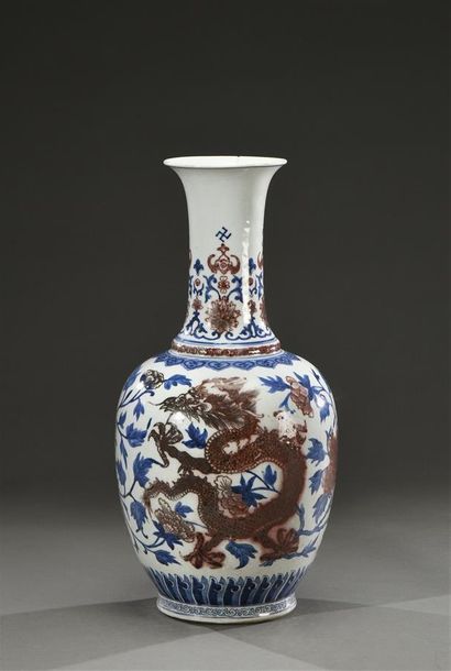 null CHINE - XVIIIe siècle Vase en porcelaine à décor en bleu sous couverte et rouge...