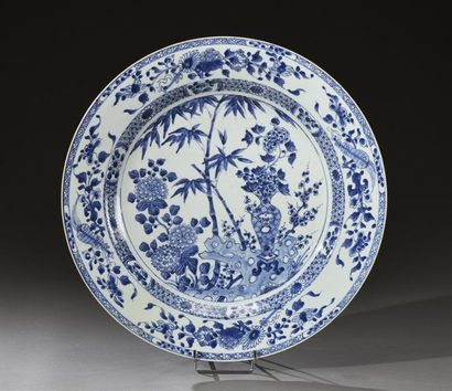null CHINE - XIXe siècle Plat rond en porcelaine à décor en bleu sous couverte d'un...