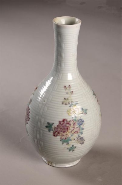 null CHINE - XIXe siècle Petit vase bouteille en porcelaine imitant la vannerie à...