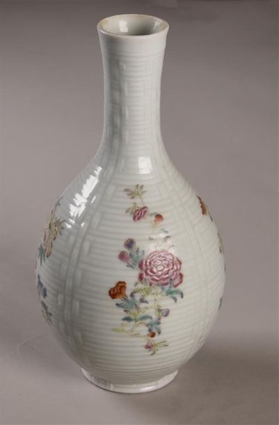 null CHINE - XIXe siècle Petit vase bouteille en porcelaine imitant la vannerie à...