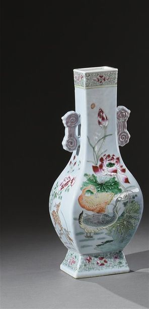 null CHINE - XIXe siècle Vase balustre de section carrée à deux anses, à décor en...