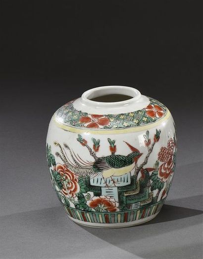 null CHINE - Fin XIXe siècle Petit pot en porcelaine à décor en émaux dans le style...