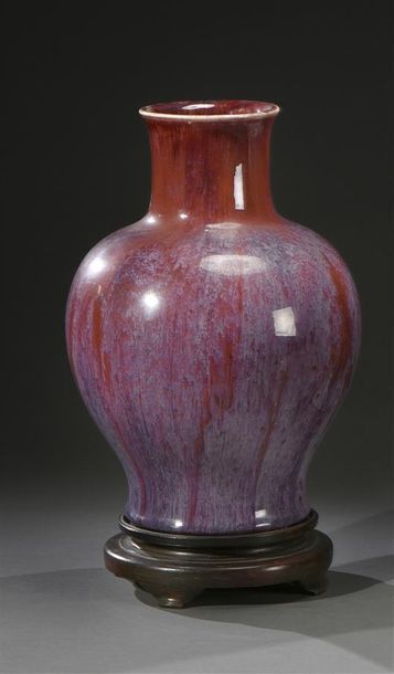 null CHINE - XXe siècle Vase balustre en porcelaine le col légèrement évasé à couverte...