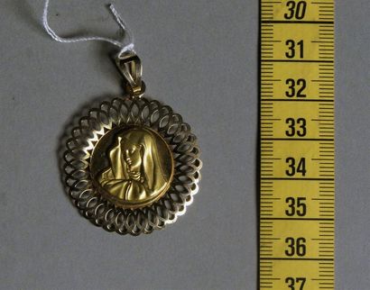 null Médaille en or jaune 18K (750°/°°) ornée de la Vierge. Poids : 5,7 g