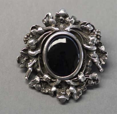 null Broche en argent sertie d'un cabochon d'agate ovale encadré par deux putti dans...