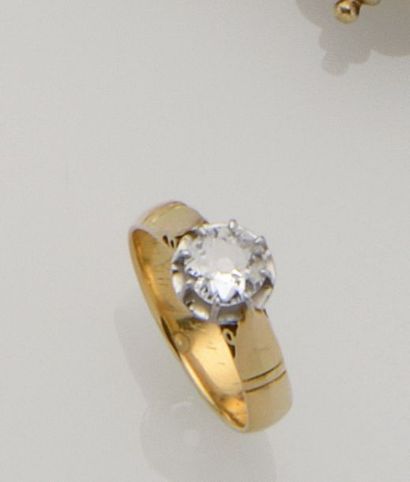 null Bague solitaire en or jaune 18K (750°/°°) sertie d'un diamant taille ancienne...