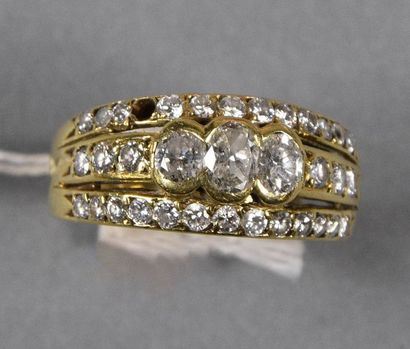 null Bague jonc en or jaune 18K (750°/°°) ajouré, ornée de trois diamants ovales...