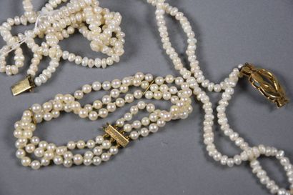 null Lot comprenant un collier double rang de perles de culture d'eau douce baroques,...