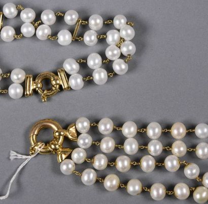 null Parure comprenant un collier et un bracelet double rang de perles de culture...