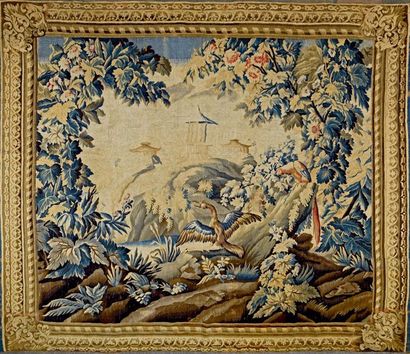 AUBUSSON Tapisserie à décor de pagodes au bord de l'eau encadrées de deux grands...