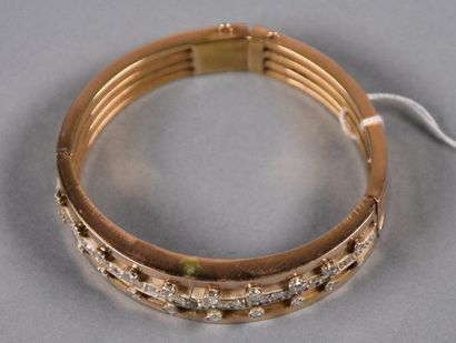 null Bracelet jonc ouvrant en or jaune 18K (750°/°°) à décor de stries ajourées,...