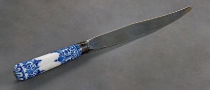 SAINT-CLOUD Grand couteau, le manche en porcelaine tendre à décor en camaïeu bleu...