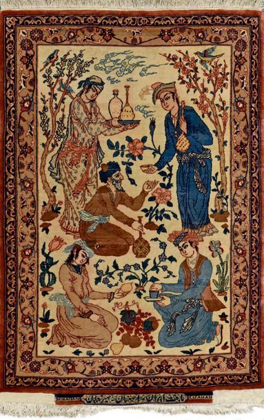 ISPAHAN Petit tapis à décor de cinq personnages dans un jardin, bordure ocre et galon...