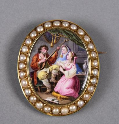 null Broche porte-montre en or jaune 18K (750°/°°) ornée d'une plaque de nacre émaillée...